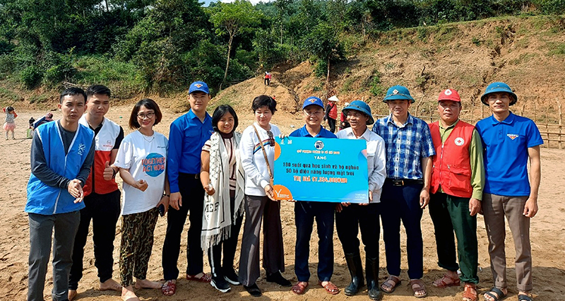 Huyện đoàn Quảng Ninh và Mạng lưới tình nguyện Quốc gia khu vực miền Bắc trao biển tặng quà cho người dân bản Hôi Rấy và Nước Đắng.
