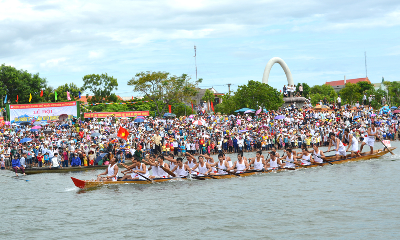 Lễ hội đua thuyền trên sông Nhật Lệ thuộc huyện Quảng Ninh và TP. Đồng Hới là 1 trong 7 DSVHPVT quốc gia của Quảng Bình.