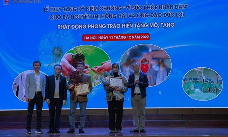 Truy tặng kỷ niệm chương vì sức khỏe nhân dân cho 2 người chết não hiến tạng. (Ảnh: PV/Vietnam+)
