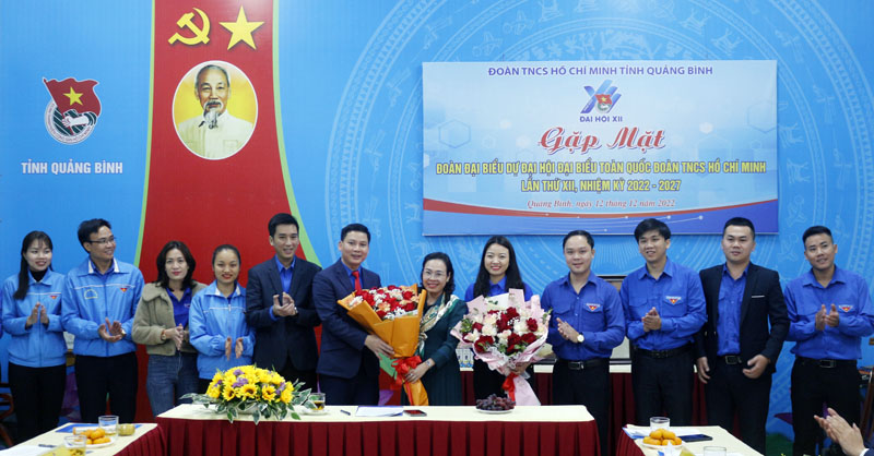 Đồng chí Chủ tịch Ủy ban MTTQVN tỉnh Phạm Thị Hân tặng hoa chúc mừng các đại biểu.