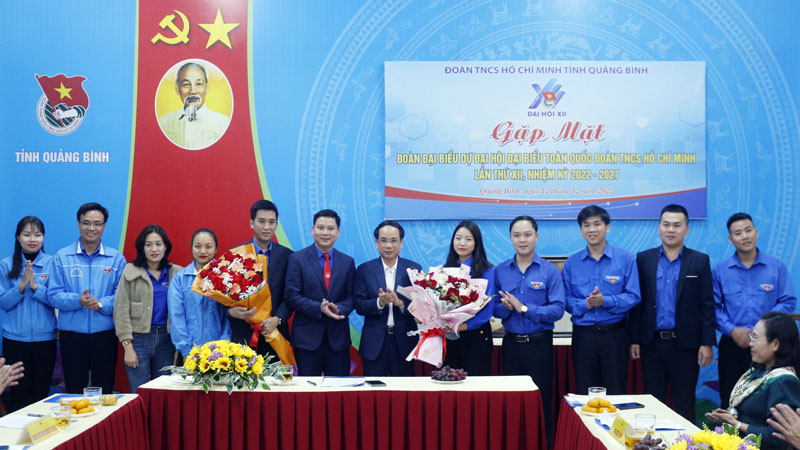 Đồng chí Phó Chủ tịch UBND tỉnh Phan Mạnh Hùng tặng hoa, chúc mừng các đại biểu.