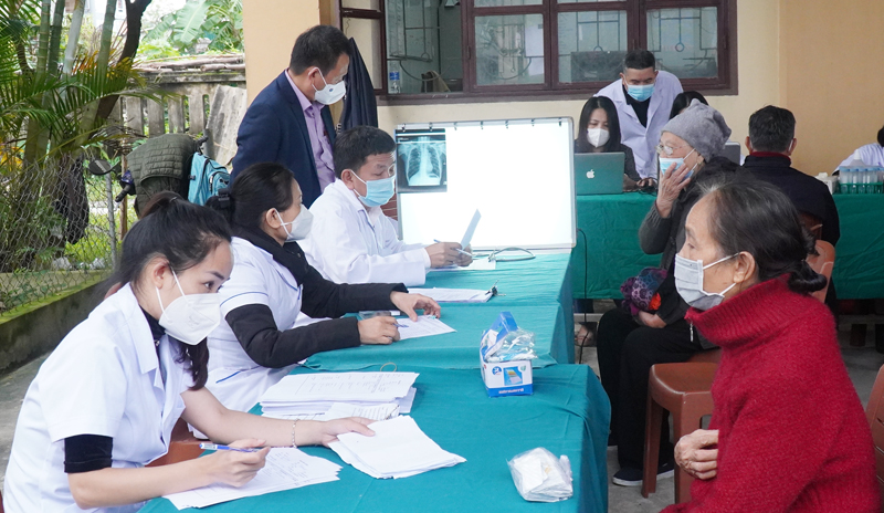 CDC Quảng Bình khám sàng lọc phát hiện sớm bệnh lao tại phường Quảng Thuận.