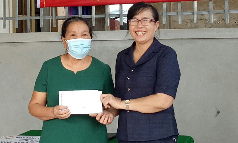 Bà Đoàn Thị Thủy tích cực tham gia vận động hỗ trợ các hoàn cảnh khó khăn trên địa bàn phường Đồng Sơn.