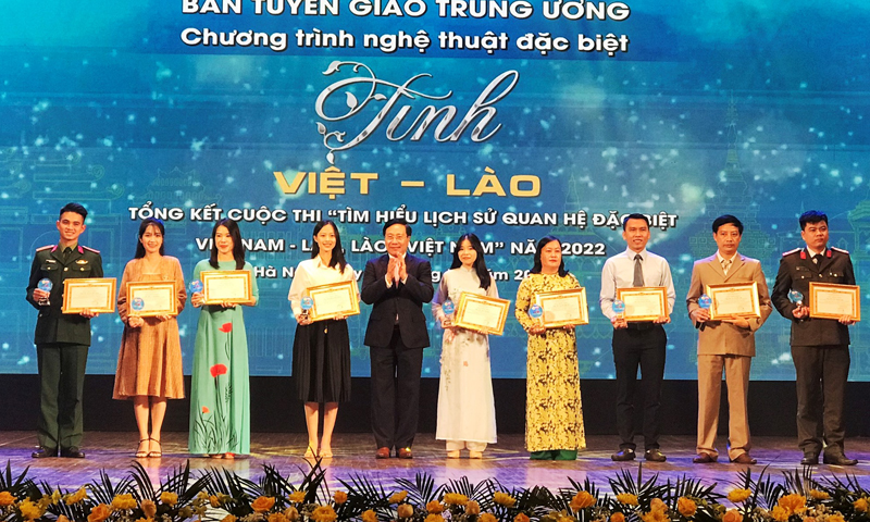 Ủy viên Bộ Chính trị, Phó Thủ tướng Thường trực Chính phủ Phạm Bình Minh trao giải thưởng cho các thí sinh đoạt giải Nhất.