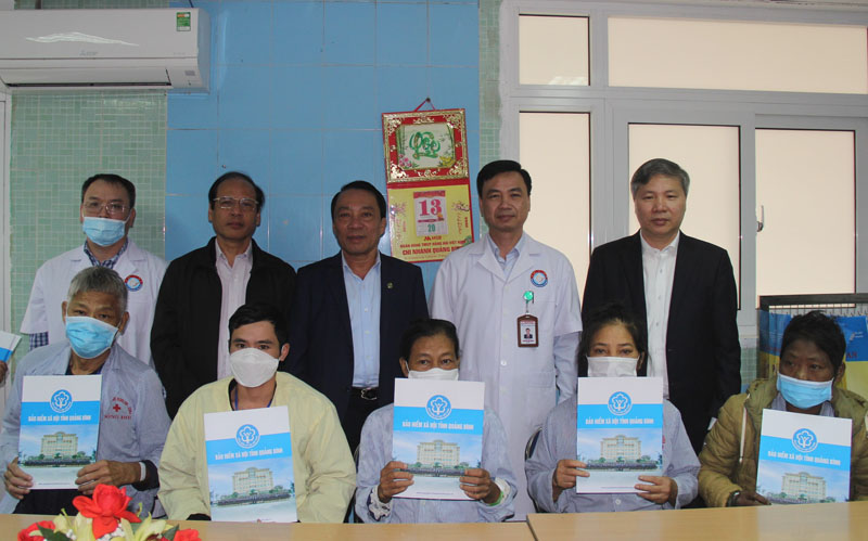 Phó Tổng giám đốc BHXH Việt Nam Nguyễn Đức Hòa thăm, tặng quà động viên các bệnh nhân nghèo đang điều trị tại Khoa Nội thận tiết niệu, Bệnh viện hữu nghị Việt Nam-Cuba Đồng Hới.
