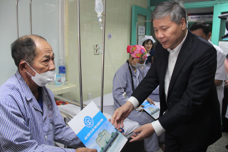 Phó Tổng giám đốc BHXH Việt Nam Nguyễn Đức Hòa thăm, tặng quà động viên các bệnh nhân nghèo đang điều trị tại Khoa Ung bướu, Bệnh viện hữu nghị Việt Nam-Cuba Đồng Hới.