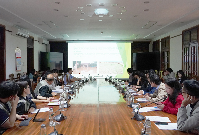 Các đại biểu nghe Sở Kế hoạch- Đầu tư thuyết minh về sự cần thiết đầu tư Dự án đường ống dẫn nước D300 tại xã Phú Thủy.