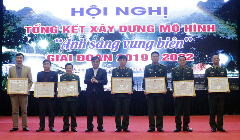 Đồng chí Phó Chủ tịch Thường trực UBND tỉnh Đoàn Ngọc Lâm tặng bằng khen của Chủ tịch UBND tỉnh cho các tập thể, cá nhân.