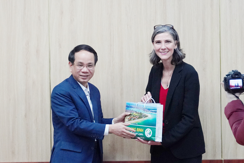 Đồng chí Phó Chủ tịch UBND tỉnh Phan Mạnh Hùng tặng quà cho bà Ramla Khalidi, Đại diện thường trú UNDP tại Việt Nam.
