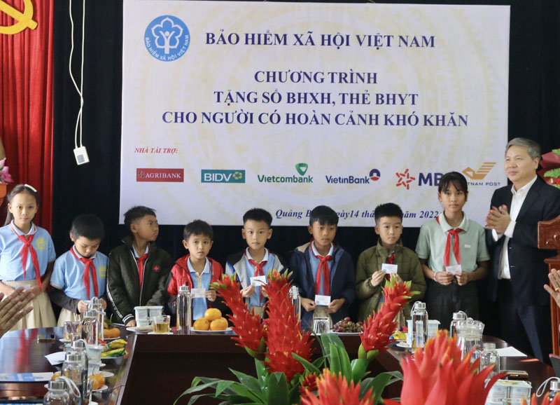 Phó Tổng giám đốc BHXH Việt Nam Nguyễn Đức Hòa trao tặng thẻ BHYT cho học sinh có hoàn cảnh khó khăn của Trường tiểu học xã Quảng Đông.