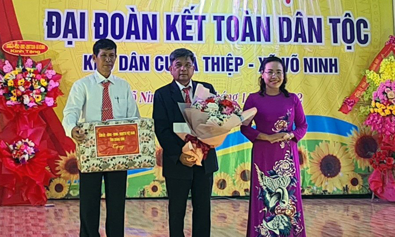 Đồng chí Chủ tịch Ủy ban MTTQVN tỉnh Phạm Thị Hân tặng hoa và quà chúc mừng KDC Hà Thiệp nhân dịp “Ngày hội Đại đoàn kết toàn dân tộc” năm 2022.