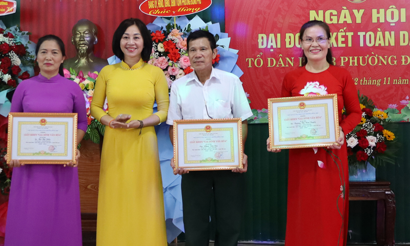 Lãnh đạo phường Đồng Phú tặng giấy khen cho các gia đình có nhiều đóng góp xuất sắc cho phong trào xây dựng  KDC ĐTVMKM tại tổ dân phố 3.