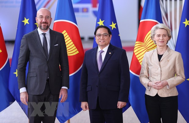 Chủ tịch Hội đồng châu Âu Charles Michel (trái) và Chủ tịch Ủy ban châu Âu Ursula Von der Leyen (phải) đón Thủ tướng Phạm Minh Chính. (Ảnh: TTXVN)