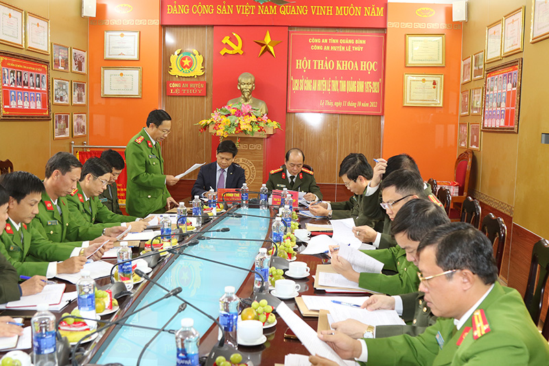 Đoàn công tác của Công an tỉnh làm việc với Công an huyện Lệ Thủy. 