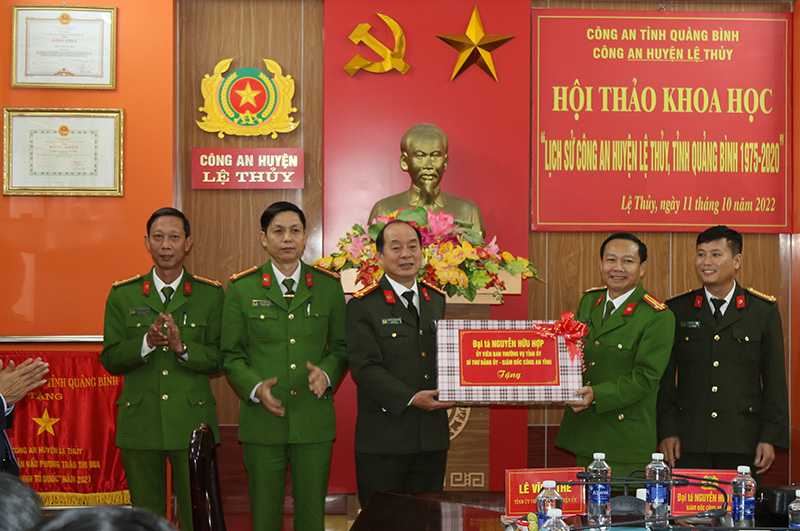 Giám đốc Công an tỉnh tặng quà động viên lực lượng Công an huyện Lệ Thủy. 