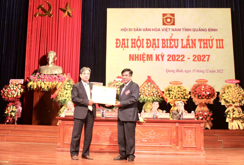 Đồng chí Phó Chủ tịch Thường trực UBND tỉnh Đoàn Ngọc Lâm trao bằng khen của Chủ tịch UBND tỉnh cho Hội DSVH Việt Nam tỉnh.