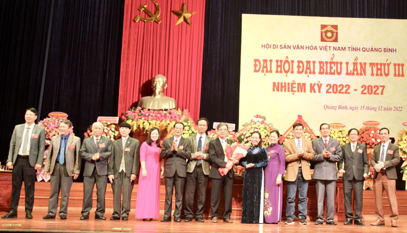 Đồng chí Chủ tịch Ủy ban MTTQVN tỉnh Phạm Thị Hân tặng hoa chúc mừng Ban Chấp hành Hội DSVH Việt Nam tỉnh khóa III, nhiệm kỳ 2022-2027.