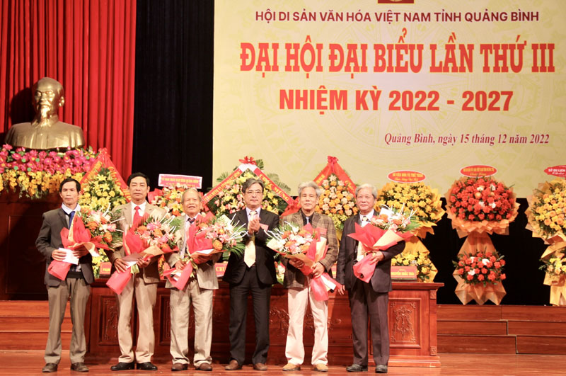 CHủ tịch Hội DSVH Việt Nam tỉnh khóa III Lê Hùng Phi tặng hoa cho các đồng chí trong Ban Chấp hành Hội DSVH Việt Nam tỉnh khóa II không tái cử.