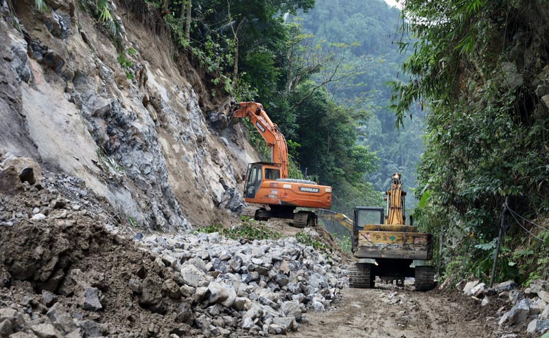 Các đơn vị thi công xử lý sự cố sạt lở núi đá vôi tại đường vào 3 bản Rục thuộc xã Thượng Hóa trong ngày 14/12/2022.