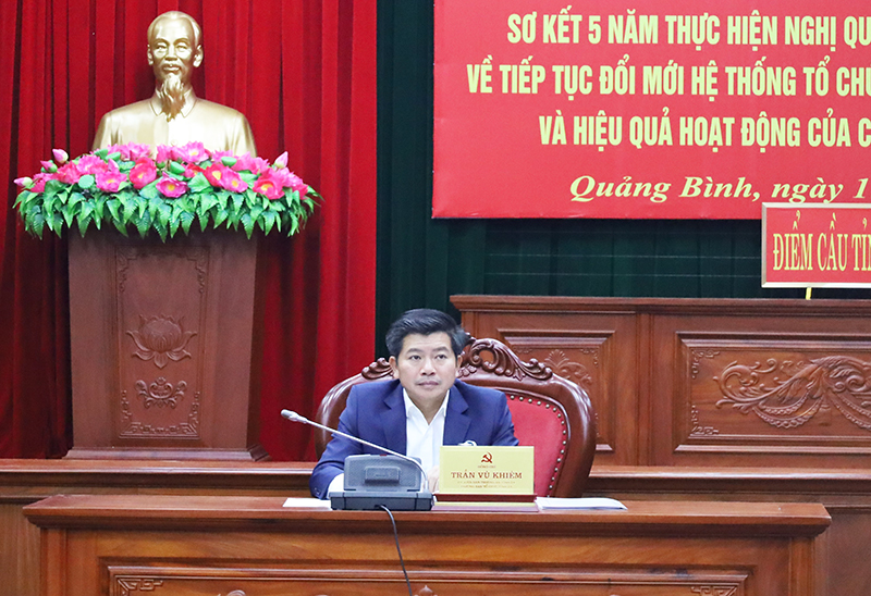 Đồng chí Trưởng ban Tổ chức Tỉnh ủy Trần Vũ Khiêm chủ trì hội nghị tại điểm cầu Quảng Bình.