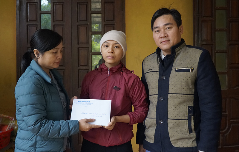 Đại diện Ban Biên tập Báo Quảng Bình và Ban Quản lý Khu Dự trữ thiên nhiên Động Châu-Khe Nước Trong trao tiền hỗ trợ cho gia đình anh Hà Đình Phương.
