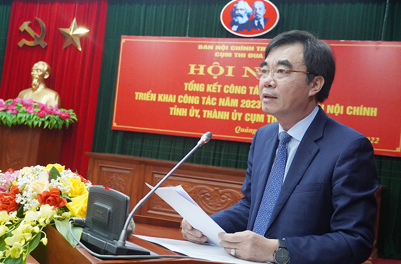 Đồng chí Trưởng ban Nội chính Tỉnh ủy Quảng Bình, Cụm trưởng cụm thi đua số III Nguyễn Lương Bình báo cáo kết quả hoạt động năm 2022 và phương hướng, nhiệm vụ năm 2023 của cụm.
