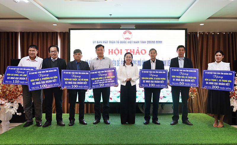 Đồng chí Chủ tịch Ủy ban MTTQVN tỉnh Phạm Thị Hân trao hỗ trợ xây dựng nhà “Đại đoàn kết” cho các KDC thực hiện mô hình điểm cấp tỉnh.