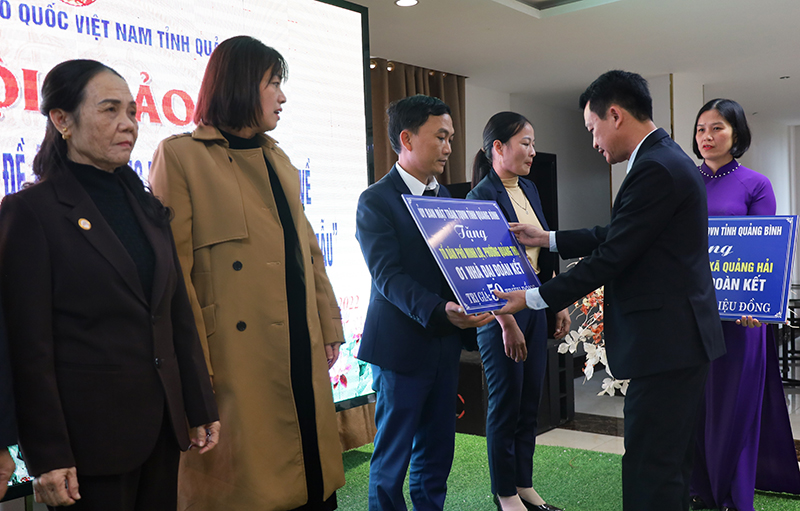 Đồng chí Phó Chủ tịch Ủy ban MTTQVN tỉnh Trần Quang Minh trao hỗ trợ xây dựng nhà “Đại đoàn kết” cho các KDC thực hiện mô hình điểm cấp huyện.