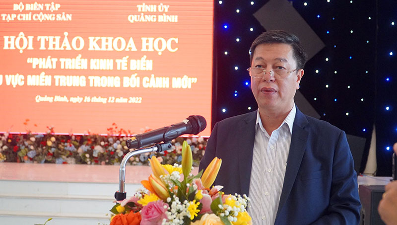 Đồng chí Phó Tổng biên tập Tạp chí Cộng sản Vũ Trọng Lâm trình bày đề dẫn hội thảo