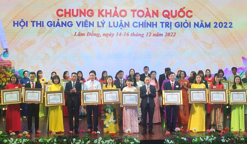 Thí sinh Đinh Quốc Cường (người đứng thứ 2 từ trái sang) nhận giải ba tại hội thi.