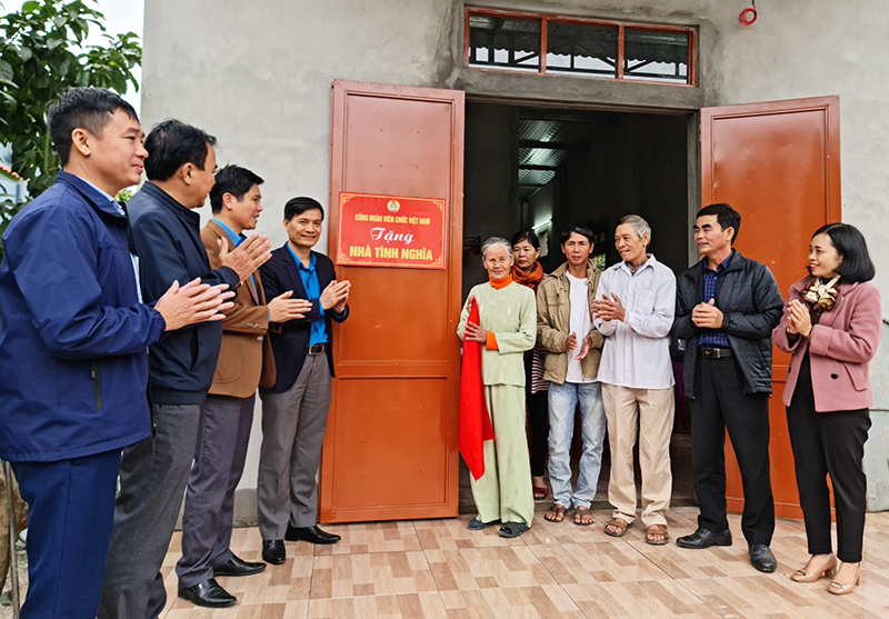 Đại diện lãnh đạo LĐLĐ tỉnh và các đại biểu thực hiện gắn biển, trao nhà tình nghĩa cho gia đình bà Nguyễn Thị Hậu.