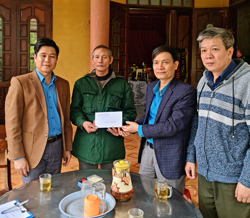 Đại diện lãnh đạo LĐLĐ tỉnh trao hỗ trợ số tiền 3 triệu đồng cho gia đình đoàn viên Hà Đình Phương.