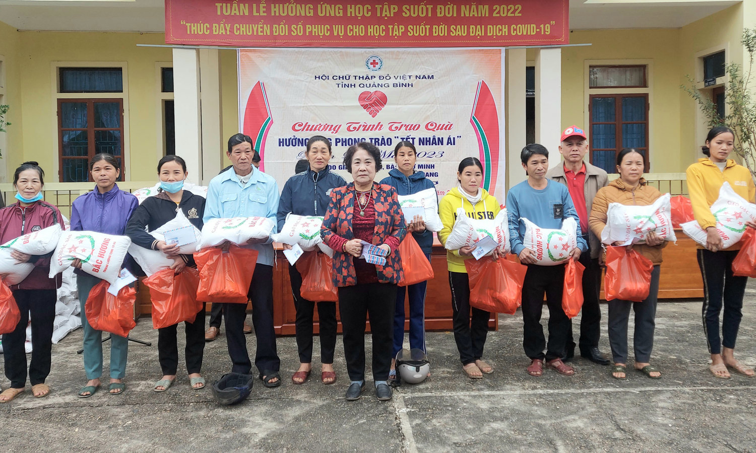 Đại diện Hội Chữ thập đỏ tỉnh, huyện Tuyên Hóa và nhà hảo tâm trao quà Tết cho người dân.