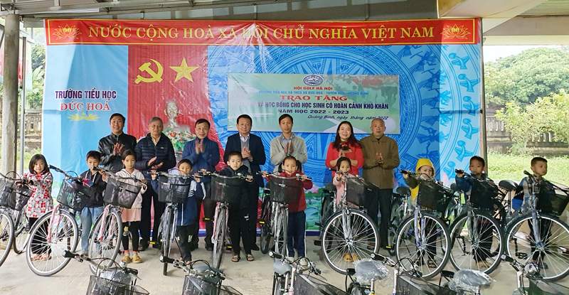 Các em học sinh có hoàn cảnh khó khăn của Trường tiểu học Đức Hóa nhận xe đạp từ Hội Golf thành phố Hà Nội.