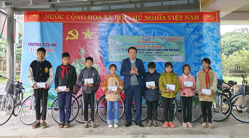 Học sinh có hoàn cảnh khó khăn của 2 trường tiểu học và THCS Đức Hóa được nhận học bổng của Hội Golf thành phố Hà Nội.
