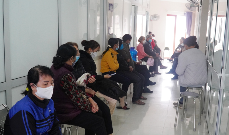 Bệnh nhân chờ khám BHYT tại Phòng khám ĐK Bắc Lý.