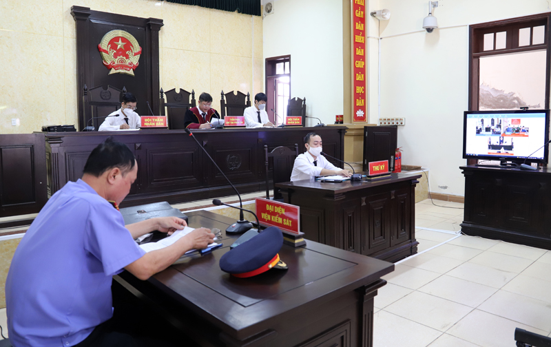 Các HTND cấp tỉnh tham gia xét xử tại một phiên tòa trực tuyến do TAND tỉnh tổ chức