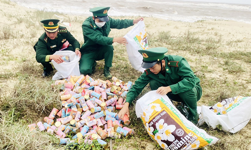Cán bộ chiến sỹ Đồn Biên phòng Lý hòa thu gom thuốc lá trôi dạt tại bờ biển xã Hải Phú