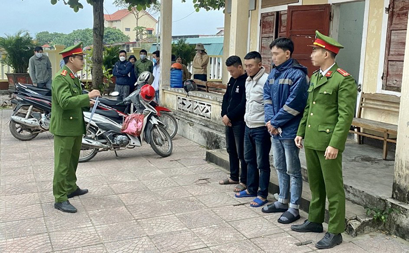 Tống đạt Lệnh giữ người trong trường hợp khẩn cấp đối với 3 đối tượng liên quan đường dây cá độ bóng đá trên địa bàn xã Quảng Châu (huyện Quảng Trạch).