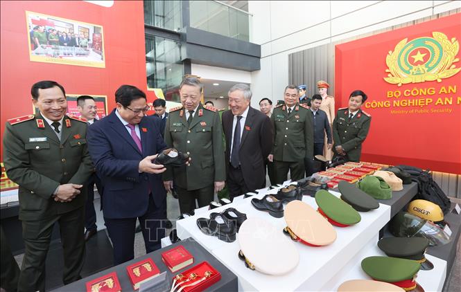 Thủ tướng Phạm Minh Chính xem trưng bày sản phẩm công nghiệp phục vụ lực lượng công an nhân dân. Ảnh: Dương Giang/TTXVN