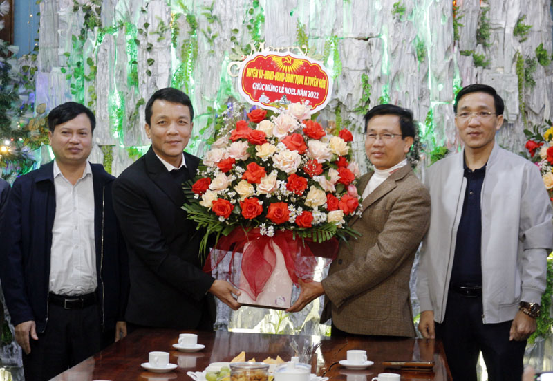  Lãnh đạo Huyện ủy Tuyên Hóa tặng quà, chúc mừng Giáo xứ Minh Cầm.