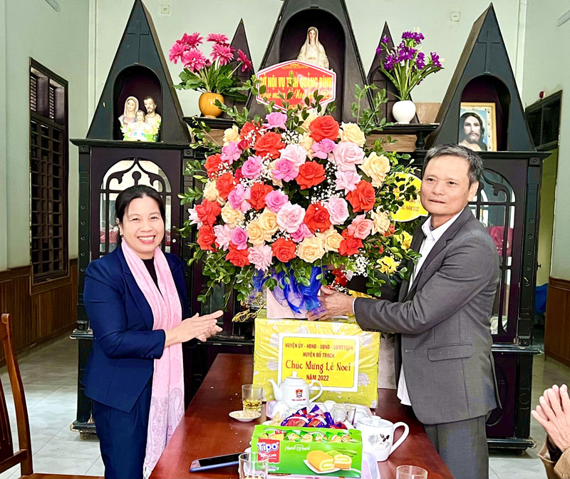 Đại diện lãnh đạo Sở Nội vụ tặng hoa, quà chúc mừng Giáng sinh giáo xứ Sen Bàng.