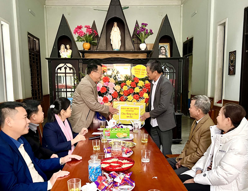 Đại diện lãnh đạo huyện Bố Trạch tặng hoa, quà cho giáo xứ Sen Bàng.