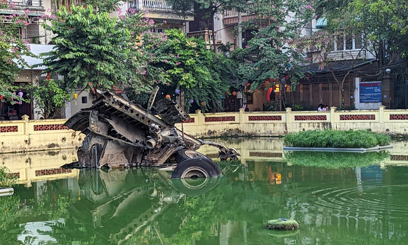 Chiếc máy bay B52 bị rơi tại hồ Hữu Tiệp, làng hoa Ngọc Hà (Hà Nội) trong 12 ngày đêm “Điện Biên Phủ trên không”.