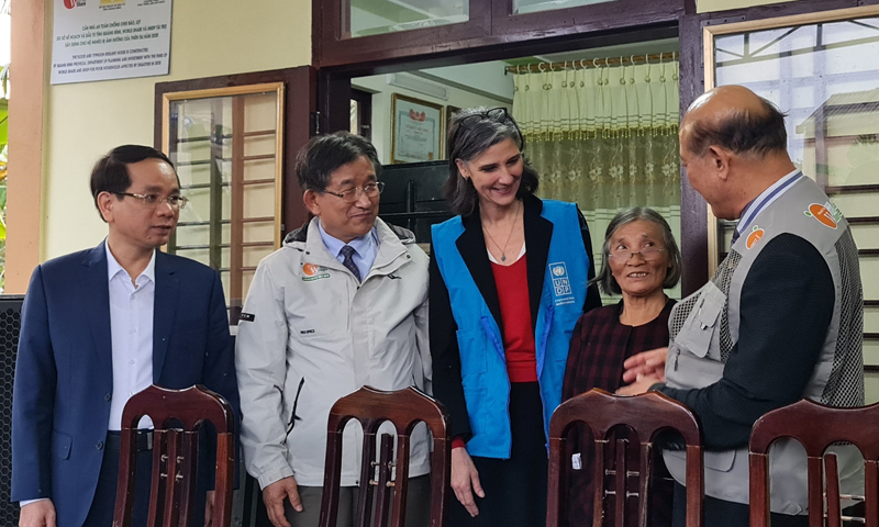 Đồng chí Phó Chủ tịch UBND tỉnh Phan Mạnh Hùng và đại diện UNDP, tổ chức World Share đến thăm, động viên các gia đình được hỗ trợ xây dựng nhà ở xã Tân Ninh.