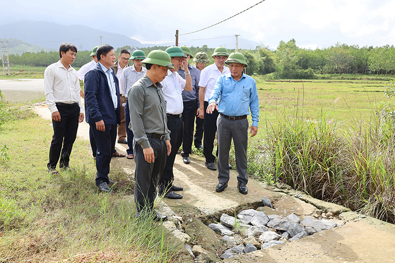 Đồng chí Phó Bí thư Thường trực Tỉnh ủy, Chủ tịch HĐND tỉnh Trần Hải Châu kiểm tra các công trình hồ chứa nước tại huyện Bố Trạch.