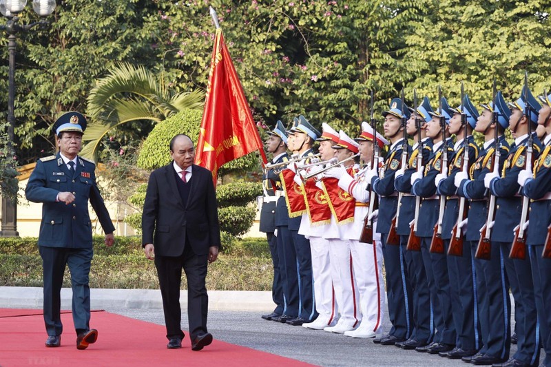 Chủ tịch nước Nguyễn Xuân Phúc duyệt đội danh dự Quân đội nhân dân Việt Nam. (Ảnh: TTXVN)