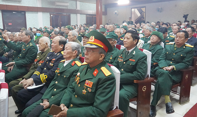 Cán bộ quân đội nghỉ hưu, nghỉ công tác tham dự tại buổi gặp mặt.