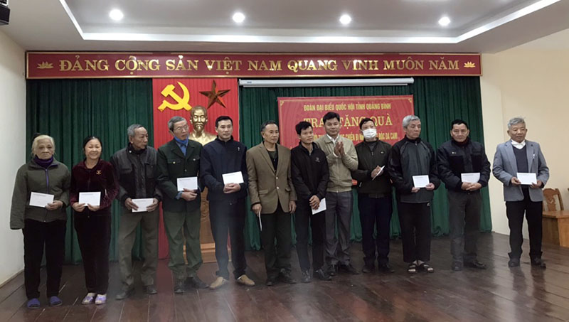 Đoàn ĐBQH tỉnh trao quà tại huyện Minh Hóa