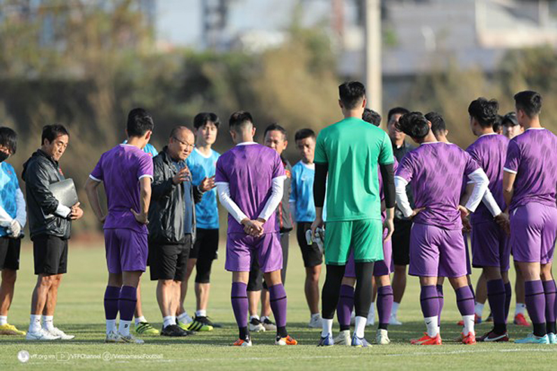 Đội tuyển tập luyện tại Lào, sẵn sàng cho trận đầu tiên AFF Cup 2022. (Ảnh: VFF)